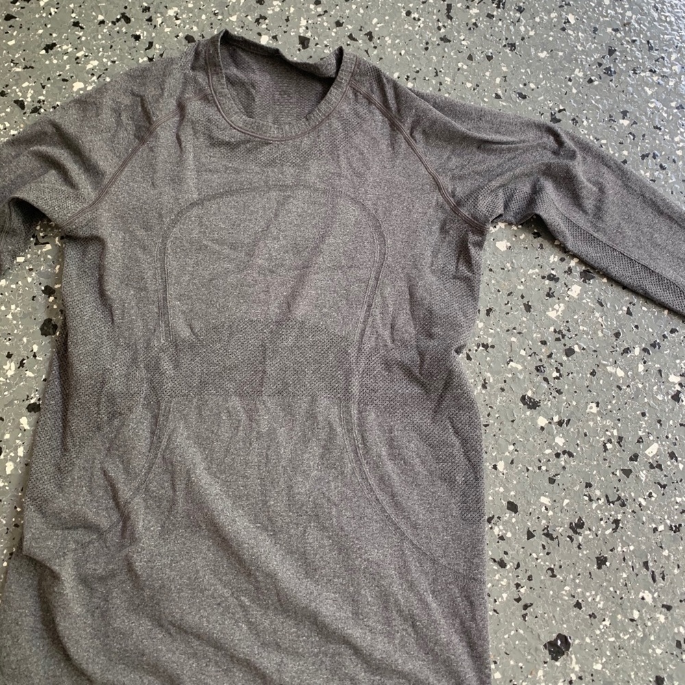 Lululemon. Run swiftly long sleeve. Grey. Size 8